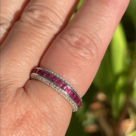 Dazzling Silver and Pink Gemstone Ring - Picture 9 of 10